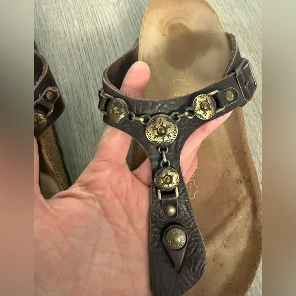 Birkenstock Gizeh Brown Leather Thong Sandals Brass/Gold Accents - Rare Find! - Picture 3 of 16